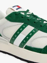 Zapatillas Tommy Jeans de corte bajo, color blanco con detalles en verde. Capellada de ante y malla, con logo de la marca en el lateral. Suela de goma dentada.