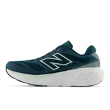 Championes de running New Balance 880 v15, color azul petróleo con detalles en verde claro. Presentan tecnología Fresh Foam X en la entresuela para mayor amortiguación y confort, con un diseño de malla técnica transpirable y suela de alta tracción.