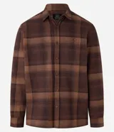 Camisa de franela a cuadros en tonos de azul marino y gris oscuro, con corte regular, manga larga, cuello camisero, cierre frontal de botones y un bolsillo en el pecho.