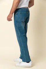 Pantalón de jean azul de corte recto, con bolsillos delanteros y traseros, y presillas para cinturón.