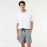 Pack de dos shorts de pijama para hombre, de corte recto, con cintura elástica y cordón ajustable. Uno de los shorts es de diseño a cuadros grandes en tonos azul marino y blanco, y el otro presenta un estampado de vichy en azul y blanco. Ambos cuentan con bolsillos laterales.