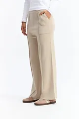 Pantalón de punto de tiro medio con corte recto y fit relajado. Presenta costuras verticales frontales que estilizan la silueta y bolsillos laterales.