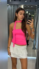 Top strapless color fucsia neón, con diseño ajustado y lazo integrado para atar al cuello.