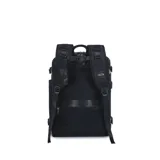 Mochila negra de estilo rectangular, con correas acolchadas y asa superior. Presenta un bolsillo frontal con cierre vertical y un bolsillo grande inferior con solapa.