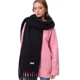 Bufanda de tejido suave y esponjoso en color negro, con flecos en los extremos y etiqueta de la marca Rusty cosida en la parte inferior.