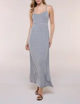 Vestido maxi de modal, con diseño de rayas horizontales, tirantes finos, escote redondo y corte imperio con fruncido. Cuenta con una falda fluida y corte largo.