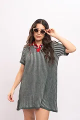 Vestido corto de tejido de punto a rayas verticales en tonos verde y gris, con mangas cortas y cuello polo rojo en contraste.