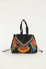 Bolso amplio tipo shopper color negro, con estampado tropical colorido de bananas y detalles geométricos. Cuenta con asas superiores y correa ajustable para el hombro.