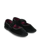 Ballerinas de terciopelo color negro, con tira elástica fruncida sobre el empeine y suela de caucho.