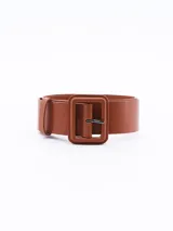 Cinto ancho color marrón con hebilla cuadrada con pespuntes.