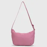 Cartera tipo bandolera de diseño minimalista y plegable, color turquesa. Cuenta con correa ajustable, cierre superior y logo de la marca estampado en el frente.