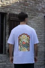 Remera negra de algodón premium con cuello redondo y mangas cortas. Estampado frontal con tres hongos rojos y blancos.