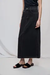 Falda larga de denim negro con diseño a rayas verticales y calce recto, tiro medio, bolsillos y cierre con botón.