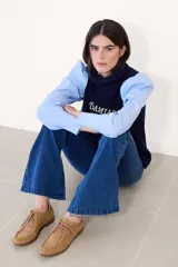 Zapato tipo mocasín acordonado de estilo derby, confeccionado en cuero nobuk color tostado, con costuras visibles y cordones al tono.