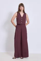 Chaleco color borgoña con escote en V y cierre frontal con botones dorados.