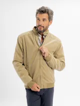 Campera de estilo casual color beige, con cierre frontal, cuello alto y puños elásticos acanalados.