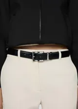 Pantalon de corte wideleg en color beige, confeccionado en tejido fluido. Presenta diseño de rayas laterales en contraste, trabillas para cinturón, dos bolsillos laterales y cierre oculto de botón, gancho y cremallera.