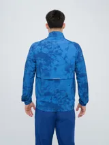Campera deportiva Umbro del Club Nacional de Football, modelo Grok, en color bordó con diseño estampado sutil. Cuenta con cierre frontal completo, cuello alto y bolsillos laterales.
