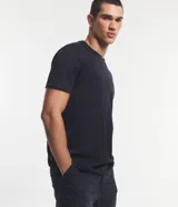 Remera de hombre de algodón color negro, corte comfort, cuello redondo y manga corta.