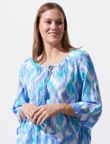 Blusa de gasa bambula estampada marca Ruby Rd, con cuello redondo y escote en V con lazo de ajuste, manga ¾ amplia.