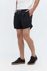 Short de baño azul, de corte clásico y largo corto, con cintura elástica y cordón ajustable bicolor. Cuenta con bolsillos laterales y uno trasero.