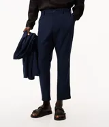 Pantalón masculino Marfinno de corte relaxed, confeccionado en mezcla de lino y viscosa, con cintura con trabillas y bolsillos.