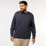 Sweater de punto liso con cuello redondo, manga larga y puños acanalados. Diseño básico y versátil de corte clásico.