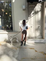 Minifalda ajustada de tejido de punto color marrón oscuro, con detalle de lazo o nudo en el lateral.