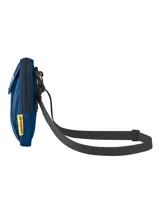 Bolso bandolera pequeño de la marca Caterpillar, color azul con textura cuadriculada. Cuenta con cierre frontal, correa ajustable y etiqueta lateral con el logo de la marca.
