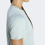 Remera deportiva Adidas de cuello redondo y manga corta, confeccionada en tejido técnico con tecnología Climacool de secado rápido. Presenta un diseño minimalista en color verde claro con el logo de la marca estampado en el pecho.