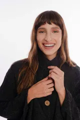 Capa de lana merino color gris oscuro con cuello alto y cierre frontal con botones de madera.