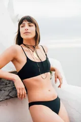 Bikini bottom negro corte semivedetina, sin costuras y de lycra premium.