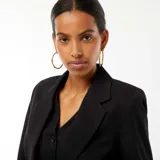 Chaqueta sastre negra de manga larga, con solapas y cierre de un botón.