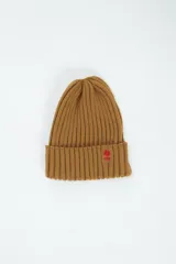 Gorro de lana acanalado color tostado con logo bordado en rojo.