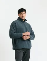 Sweater de micropolar color rojo, con cuello alto y cierre frontal parcial. Cuenta con mangas largas y bolsillos laterales con cierre.