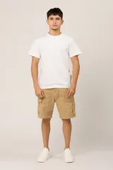 Bermuda color beige de gabardina con licra y corte a la rodilla. Cuenta con bolsillos laterales tipo cargo con solapa y bolsillos delanteros y traseros.