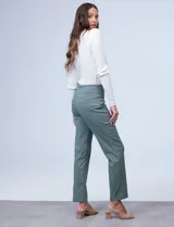 Pantalón verde militar de gabardina elastizada, marca Ruby Rd. Delantera con bolsillos simulados y trasera con bolsillos aplicados.
