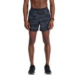Short de running negro con estampado camuflado en tonos grises. Confeccionado en tejido ligero de poliéster reciclado con tecnología NB DRY que absorbe la humedad. Cuenta con forro interior, bolsillos laterales y logo reflectante.