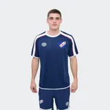 Remera de entrenamiento Umbro Protraining Active del Club Nacional de Football, color azul marino con detalles blancos y rojos en las mangas y cuello. Cuenta con el escudo del club y el logo de la marca.