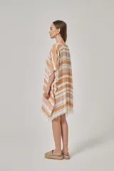 Túnica de playa con estampado a rayas horizontales color naranja y blanco, con escote en V y terminación desflecada.
