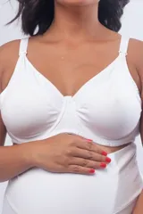 Soutien maternal con aro, confeccionado en algodón elastizado. Cuenta con clip en los breteles para facilitar la lactancia, breteles elásticos regulables y cierre de broches en la espalda.