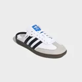Zuecos Adidas Samba OG en color blanco con las tres tiras negras, puntera de gamuza gris y suela de goma marrón, con diseño destalonado.