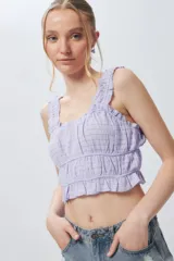 Top blanco sin mangas, elastizado y texturizado.