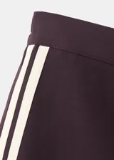 Pantalón de vestir bordó de corte recto con líneas laterales blancas y diseño de pierna ancha.