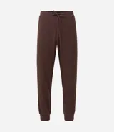 Pijama largo masculino de la marca Viko, confeccionado en fleece de color marrón, con textura suave. Compuesto por remera de manga larga con cuello redondo y puños ajustados, y pantalón tipo jogger con cintura elástica con cordón de ajuste y bolsillos.