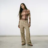 Body de manga larga con cuello redondo, confeccionado en tejido de malla semitransparente con estampado de cuadros en tonos marrones.