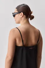 Top negro de breteles finos con escote en V y diseño minimalista, confeccionado en tela fluida y suave.