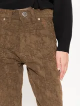 Pantalón de jacquard marrón con diseño floral, corte oxford ajustado hasta la rodilla y bolsillos jeaneros.