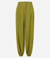 Pantalón balloon de piqué color terracota, con cintura estructurada, pinzas delanteras, pasacintos, piernas amplias y dobladillos elásticos.
