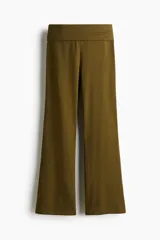 Pantalón de algodón color verde militar, con cintura ancha plegable y perneras de corte recto acampanado.